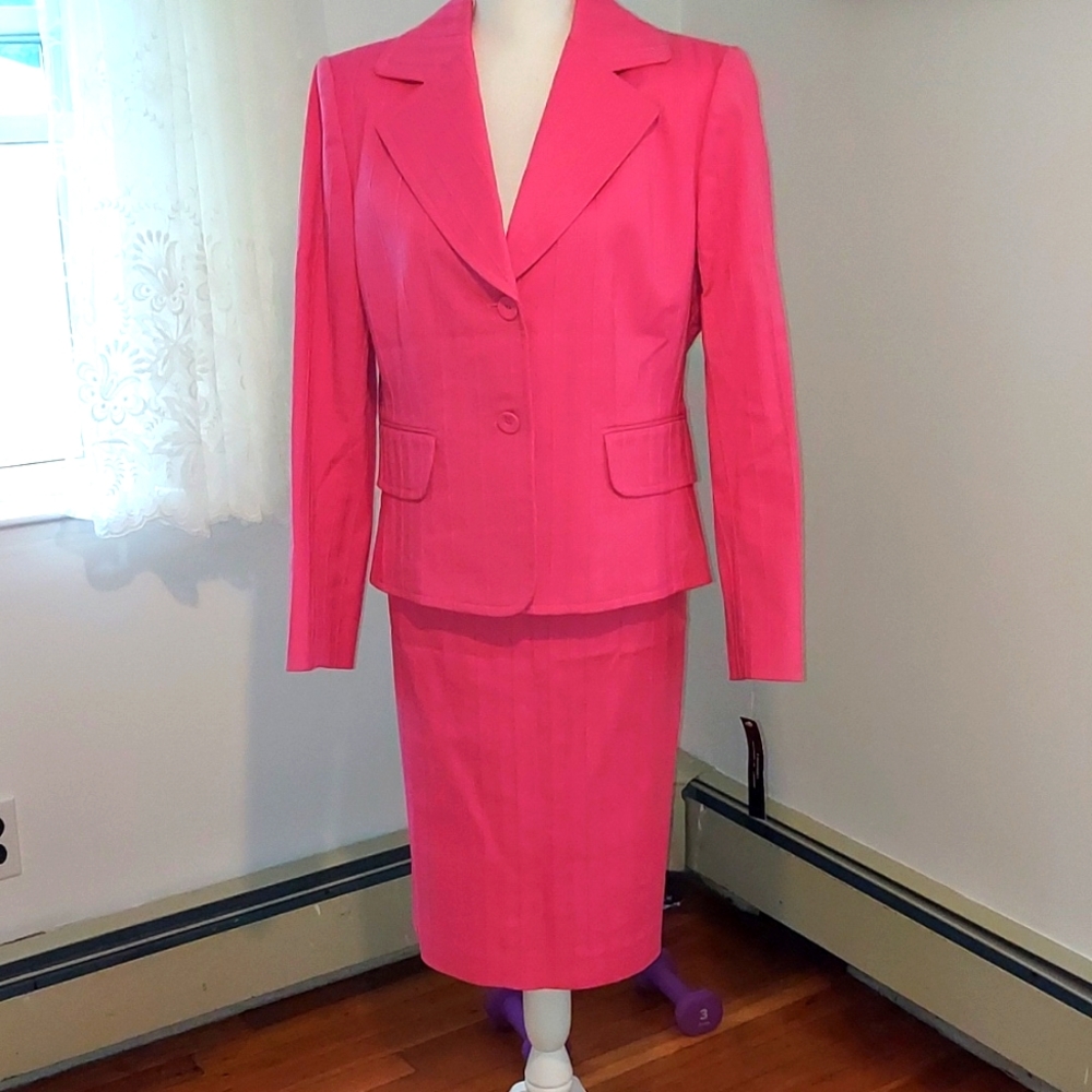 Tahari Arthur S. Levine 2 PC suit, hot pink, size 14